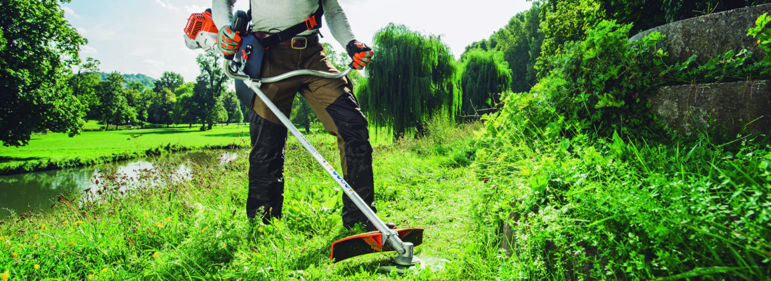 Motoguadaña STIHL desbrozando maleza